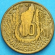 Монета Мадагаскара 10 франков 1953 год.